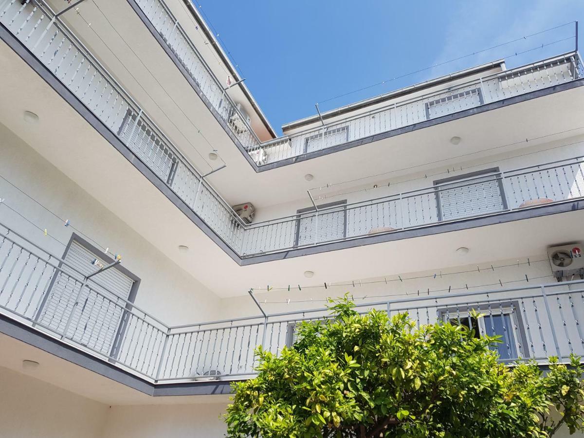 Guesthouse Varnica Kaštel Lukšić Exterior foto